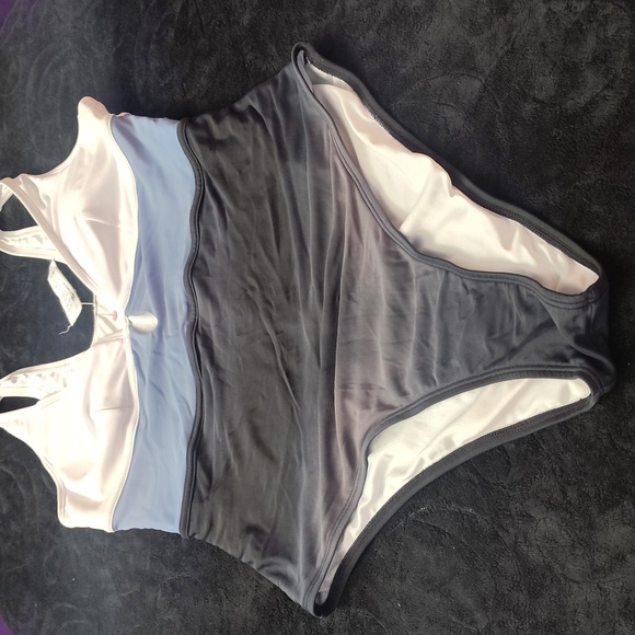 Colorblock One-Piece Swimsuit CUPSHE SWIMWEAR ONE-PIECE - Picture 2 of 13